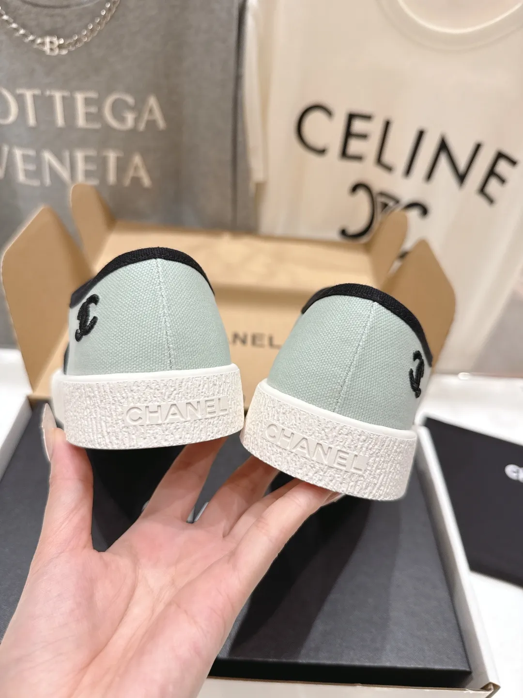 👟👟Ex-factory price 400👟👟 -Chanel* Xiaoxiang 2025ss latest casual shoes, currently super popular biscuit shoes. Internet celebrity Xiaohongshu is crazy about hot recommendations. The silly and cute style has a retro flavor! Special shape, very recognizable, slim and long legs, absolutely powerful, very comfortable to wear, good-looking, comfortable, and heightening. I must recommend it to everyone, the main feature of this year's series, minimalist style ✔Fabric: original customized canvas ✔Foot: water-dyed cowhide, comfortable foot feel ✔Outsole: molded high-elastic rubber platform outsole ✔Number: 35-39 (customized in 40)